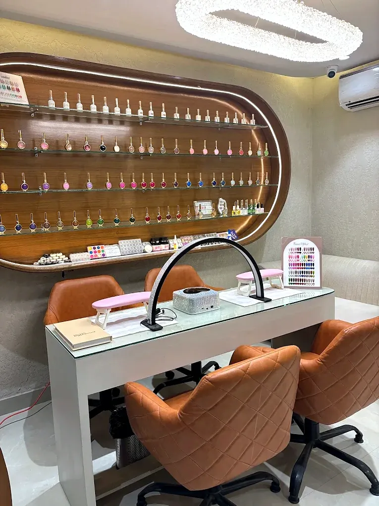 Manicure counter with curved display shelving