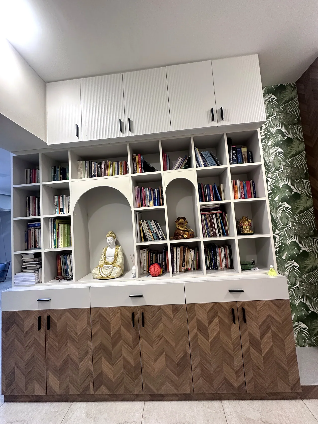 Built-in decorative display and storage shelving