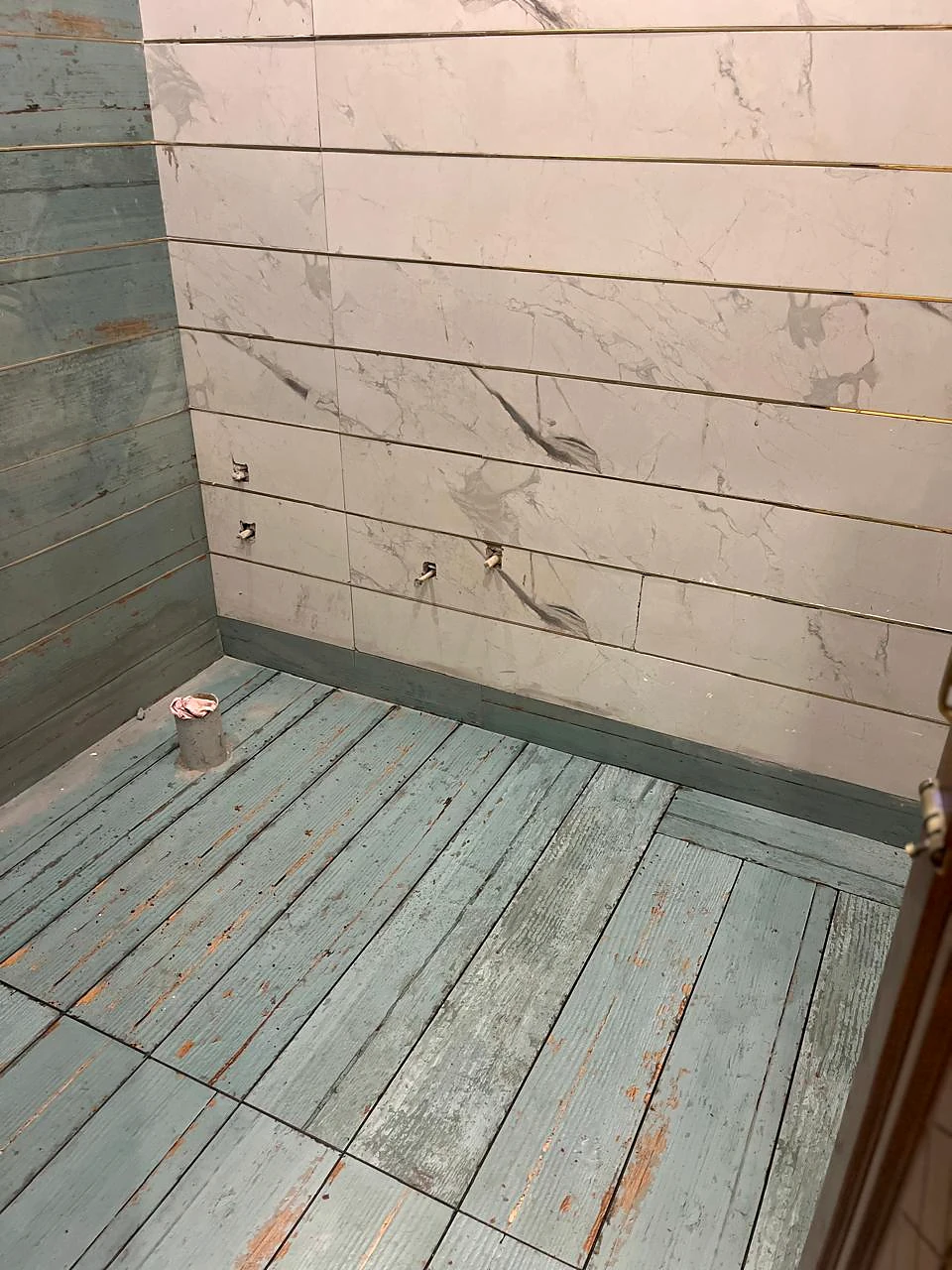 Outdoor tiled corner with stone-look wall finish