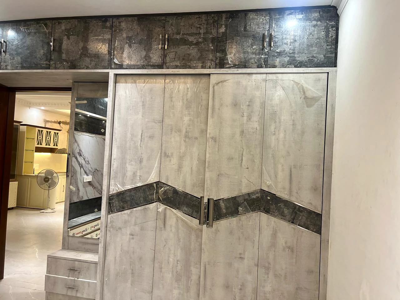 Wardrobe front with a contrasting horizontal accent band